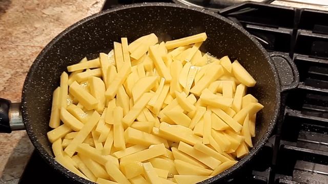 Жареная картошка с луком! Как правильно жарить картошку!? ЛЮБИМОЕ БЛЮДО СТАРШЕГО БРАТА!!! смотреть онлайн
