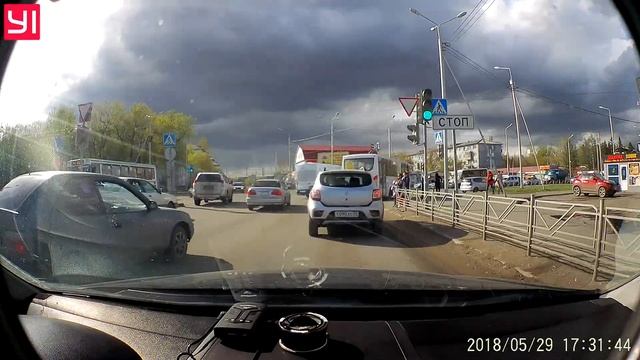 Поворот с среднего ряда направо смотреть онлайн