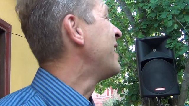 Сидя на красивом холме смотреть онлайн