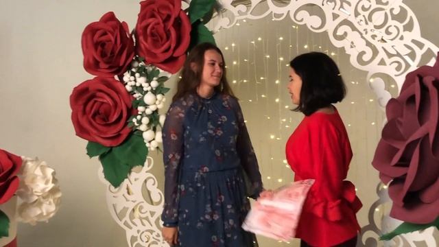 ВРУЧЕНИЕ СЕРТИФИКАТОВ УЧЕНИЦАМ. Воркшоп Ольги Ольневой в Москве. Большие цветы для бизнеса. смотреть онлайн