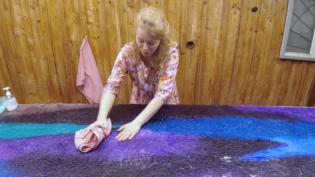 Как свалять нуно-войлочный шарф с фактурными складками из шёлка. смотреть онлайн