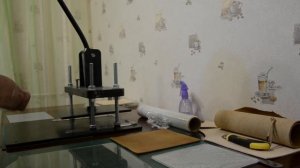 Тиснение кожи акриловыми кошельковыми клише.