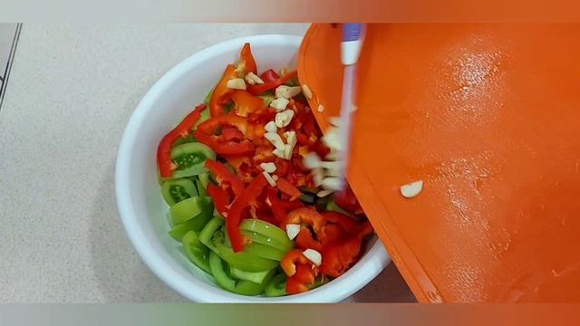 Вкуснейший салат из зелёных помидор. Обалденные зелёные помидоры! смотреть онлайн