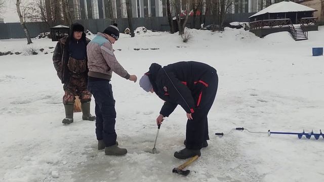 17.02.23 Рыбалка Белая Дача ,Основной водоём ,вываживание трофея !Время съёмки 11:42 смотреть онлайн