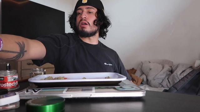MY FIRST TIME TRYING MOON ROCKS смотреть онлайн