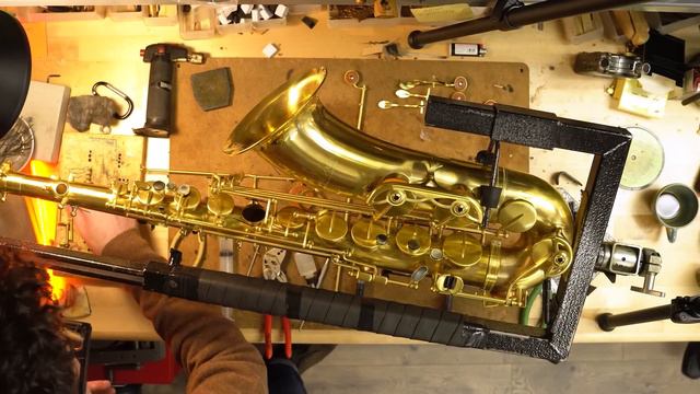 How to Assemble a Saxophone in 46 Steps смотреть онлайн