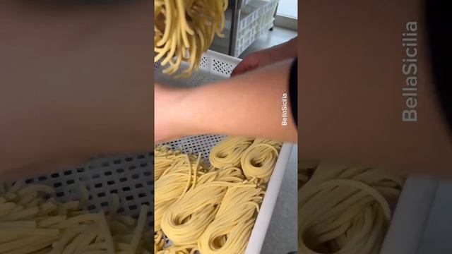 Primo piatto da provare In Sicilia, Bucatini al nero di seppia смотреть онлайн