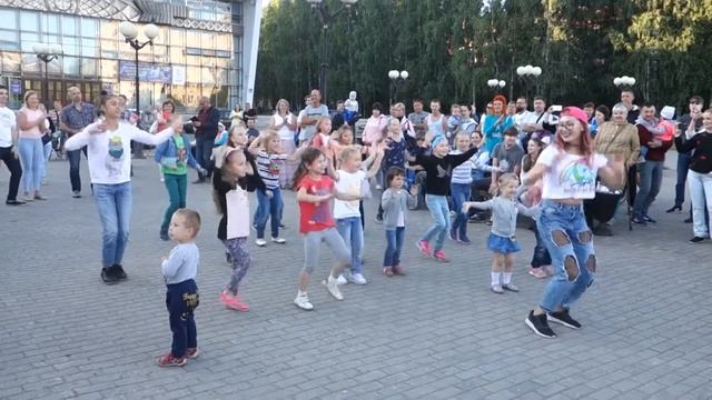 Танцы на Театральной площади г. Сыктывкара 29.07.2018 - 05 - выступление детей смотреть онлайн
