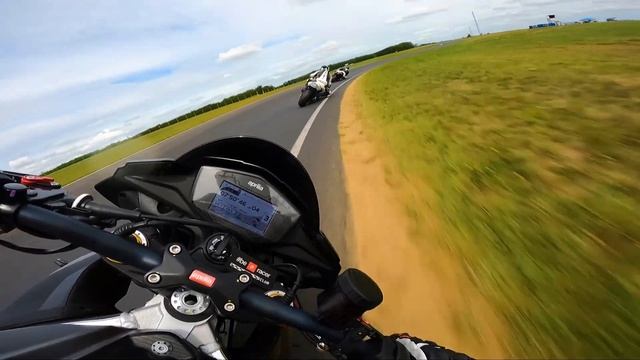 Chasing a fast Suzuki GSX-R 1000 on the Panonia-Ring with my Aprilia Tuono V4 1100 Factory смотреть онлайн