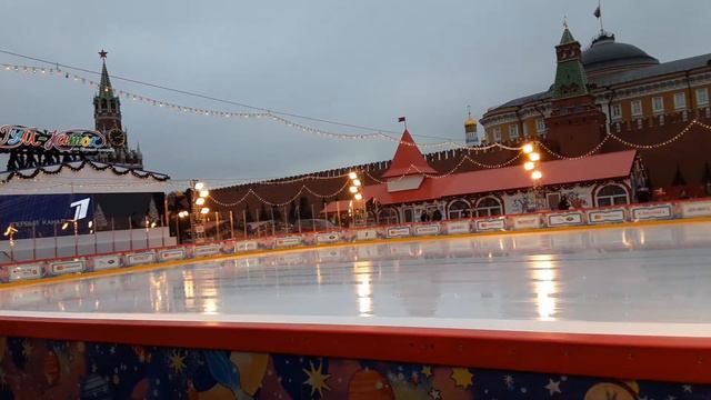 Moscow walks Ледовый каток обновляют. Красная площадь смотреть онлайн