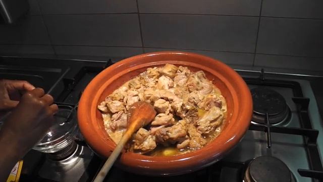 Tajine di agnello con prugne e mandorle смотреть онлайн