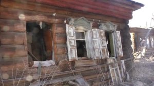 Давно заброшенная деревня. Покинутая старинная деревня. Заброшенные дома в деревне.