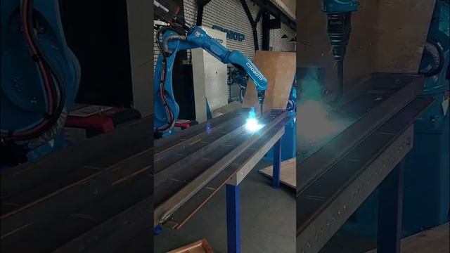 Сварка металлоконструкции промышленным роботом для сварки CRP RH14-10 смотреть онлайн