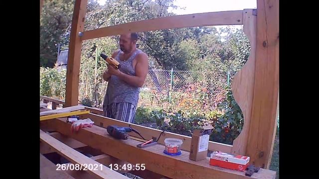 Перила и балясины из дерева на открытой веранде в каркасном доме, своими руками смотреть онлайн