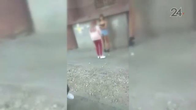 Бьют девочку смотреть онлайн