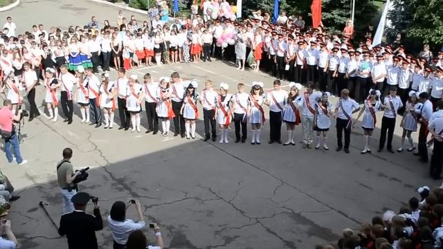 Вальс на последнем звонке 2013. (кружится вальс над землей) г.Курганинск МБОУСОШ №19 смотреть онлайн
