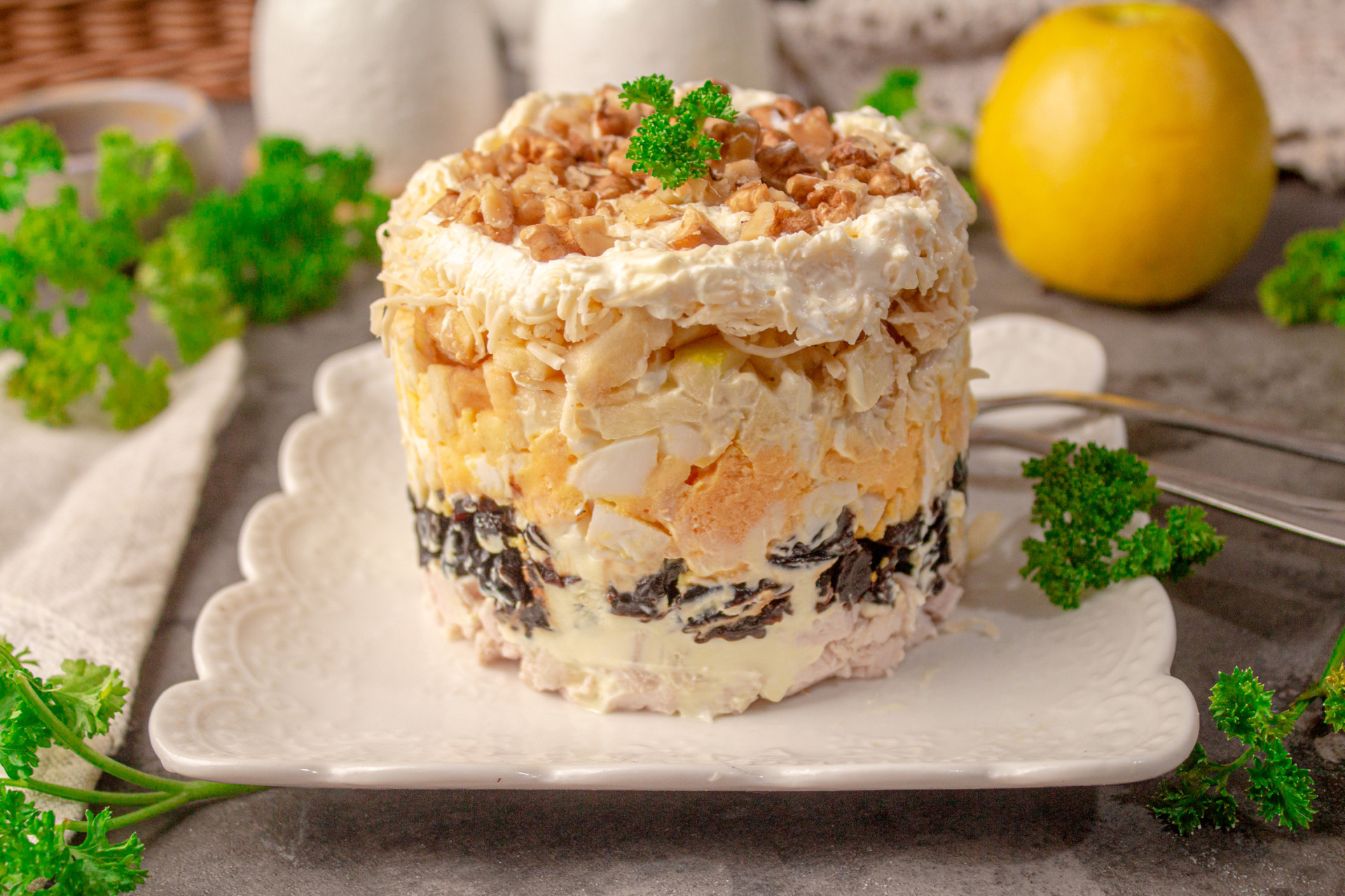 Слоёный салат с курицей, черносливом, яблоком и орехами смотреть онлайн