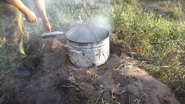 Способ копчения рыбы и пр... дымоход в земле.