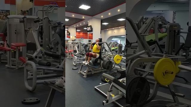 Приседания 240 кг на 10 раз в Гакк-станке ( чистый вес блинов без учёта веса тренажёра ). смотреть онлайн
