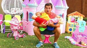 Папа мешает Софии играть в Куклы в Детском домике