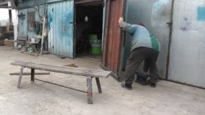 Снять тяжёлые двери с гаража ОДНОМУ   и поставить на место .ЛЕГКО .