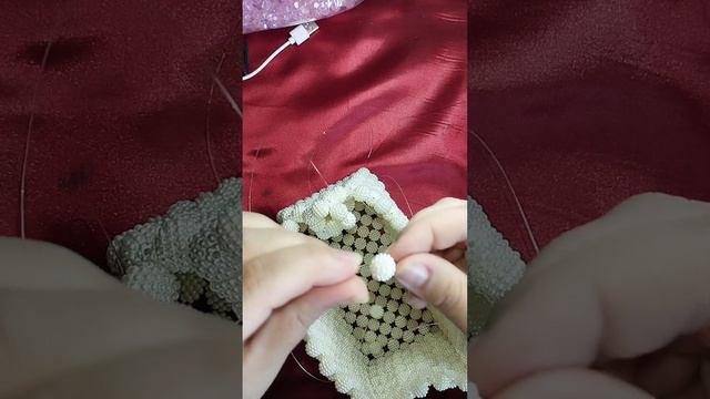 как сделать ручку на сумке из бусин смотреть онлайн