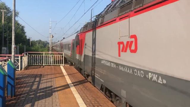 Белорусское направление ЖД. Платформа Перхушково. ЭП20 052 с пассажирским поездом и почтовым вагоно смотреть онлайн