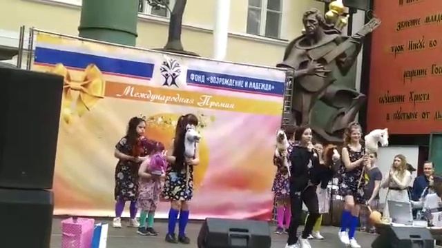 Молодая Лошадь , поет Ульяна Кузнецова, подтанцовка ансамбль АНО "Мы разные - Мы равные" 04.06.2022 смотреть онлайн