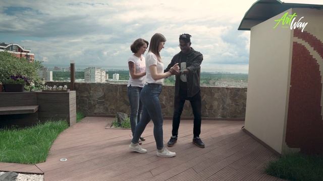 Как танцевать САЛЬСУ? кубинская сальса с двумя партнершами #1 смотреть онлайн