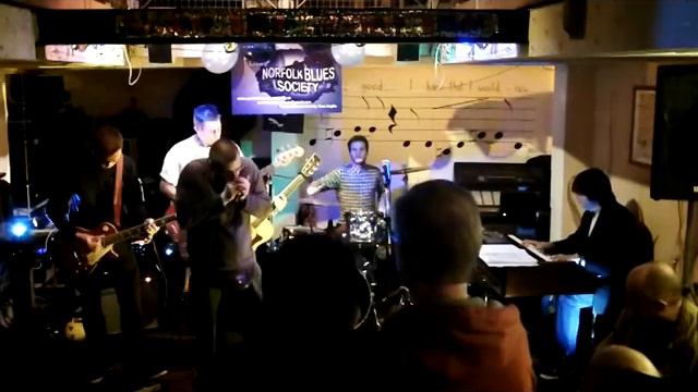 Lousisa Sadler jamming Johnny Be Good смотреть онлайн