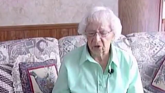 Pit Bull attack - Bravest kitty saves 97 yr old owner! смотреть онлайн