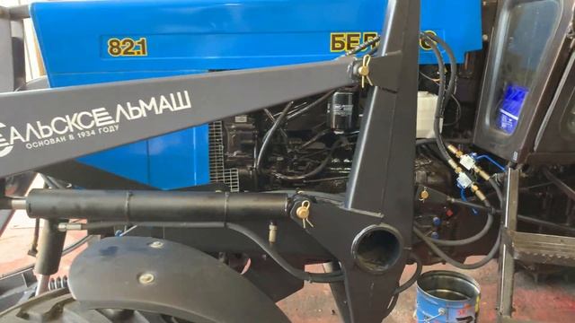 Трактор Беларус-82 , установка фронтального погрузчика КУН ПКУ-08 совместно с коммунальным отвалом смотреть онлайн