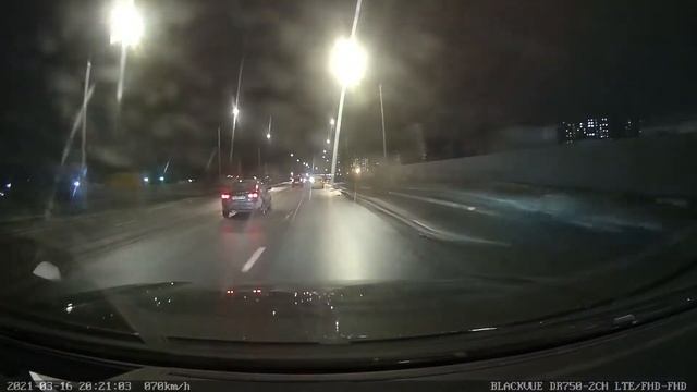 Тепловизор стреляет в людей фарами. VW Touareg 2020 смотреть онлайн