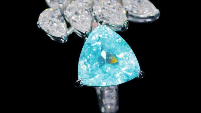 Кольцо с турмалином параиба и бриллиантами | Ring with paraiba tourmaline and diamonds смотреть онлайн