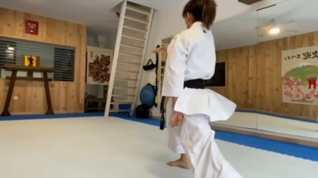 TRAINING KARATE KATA MOTIVASION...BY SANDRA SANCHEZ!!!!!