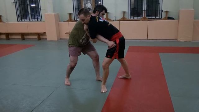 Как жёстко бросить тяжёлого противника (+20 кг) через спину из клинча смотреть онлайн