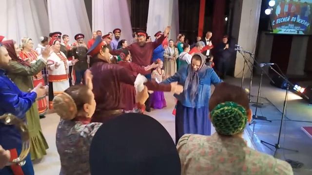 "Щикотала ласточка" в исполнении Донских казаков смотреть онлайн