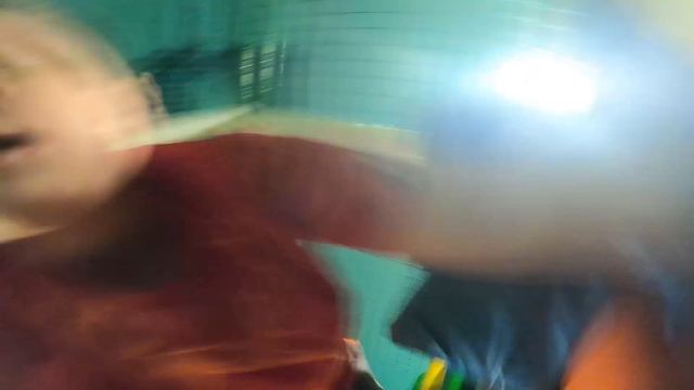 ИГРАЮ В ПАРКЕ РАЗВЛЕЧЕНИЙ В ТОРГОВОМ ЦЕНТРЕ! КАТАЮСЬ НА МАШИНКАХ