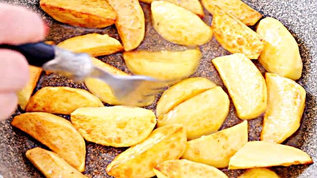 Не картошка, а просто огонь. Вкусная, румяная жареная картошка в сметане на сковороде смотреть онлайн