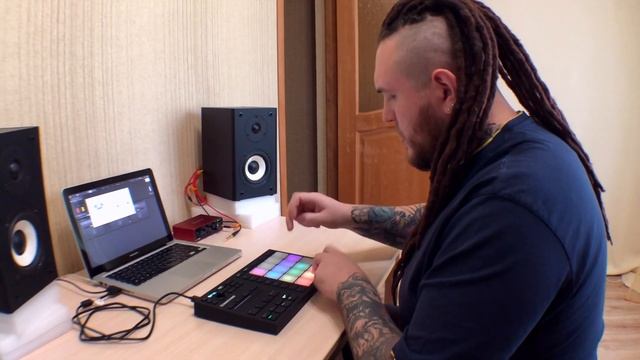 FINGER DRUMMING on NATIVE INSTRUMENTS MASCHINE MIKRO MK3 смотреть онлайн