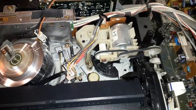 Выбрасывает видео кассету видео магнитафон SHARP VC A105 VHS смотреть онлайн