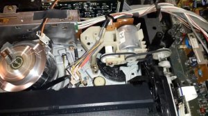 Выбрасывает видео кассету видео магнитафон SHARP VC A105 VHS