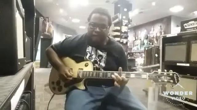Playing an Epiphone Les Paul Custom Blackback at Guitar Center in Las Vegas, NV (Part 2) смотреть онлайн
