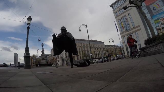 Скульптура Шутка над полицейским - De Vaartkapoen, Брюссель. смотреть онлайн