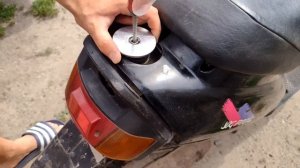 как открыть бензобак на скутере если сломан замок или нет ключа