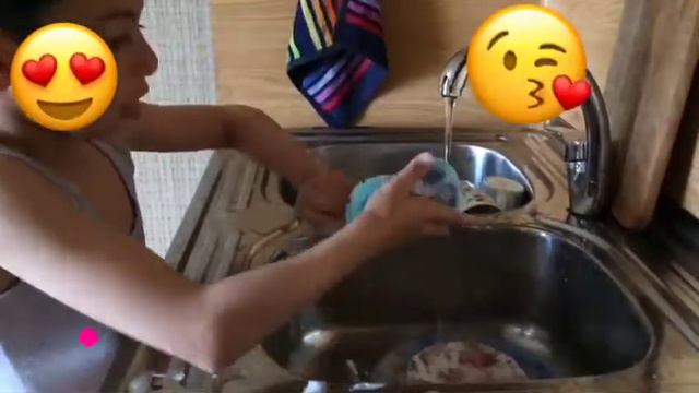 сын помогает маме смотреть онлайн