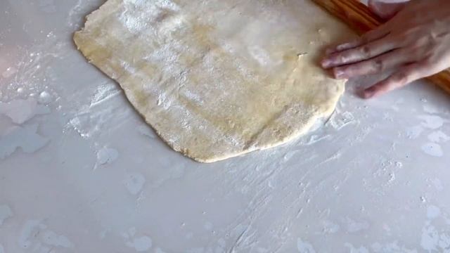 Трубочки с кремом чиз. Қатпарлы қамырдан трубочки жасаймыз. смотреть онлайн