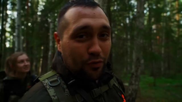ЛЕСНАЯ ХИЖИНА ПРИЮТИЛА ГОСТЕЙ | СБОР ЧАГИ И ГРИБОВ | НАВАРИСТАЯ ГРИБНИЦА НА КОСТРЕ | УТЕПЛЕНИЕ ИЗБЫ смотреть онлайн