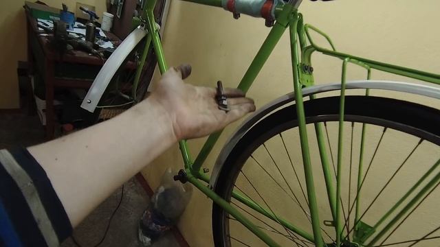 Ржавый монстр стал КрАсавчикОм! Сборка велосипеда ХВЗ "Украина" смотреть онлайн