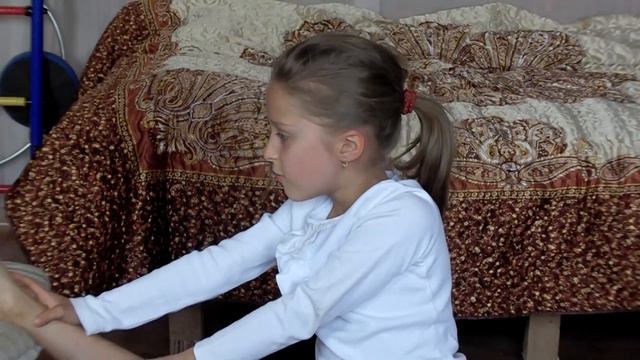 GYMNASTICS. SPLITS ON TWO CHAIRS! смотреть онлайн